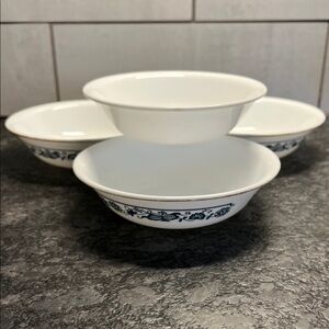 Set/4 Corelle dessert bowls 3- OLD TOWN BLUE OR BLUE ONION And 1 solid white.